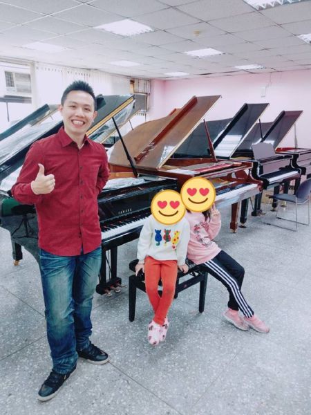 感謝顧客和老師們的支持及公司給予的資源，讓小弟四天內可以賣10台中古鋼琴，站在巨人的肩膀"KHS功學社"上工作真棒!