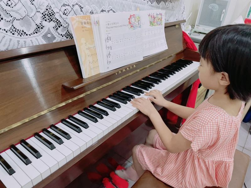 讓小朋友學鋼琴之後，爸爸媽媽最直接面對的問題就是"到底要不要買琴"？