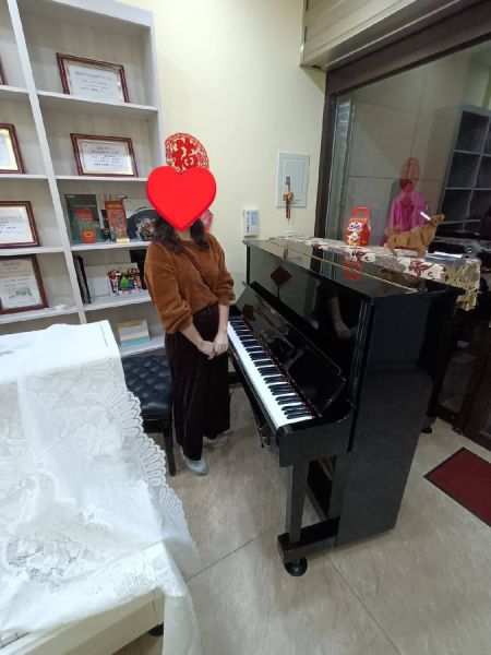 祝大家開工大吉! 感謝開工第一天就來買中古鋼琴的顧客，謝謝!