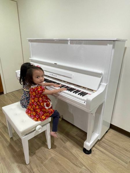  白色情人節，買台 #白色鋼琴 彈首"女孩"向所有對自己好的人，表達感謝的愛吧! 