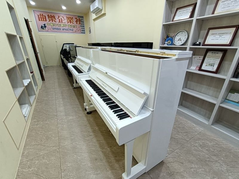 夢幻白色二手鋼琴兄弟檔，YAMAHA U1 中古鋼琴 一台56000便宜賣，買到便宜貨勝過努力的工作!