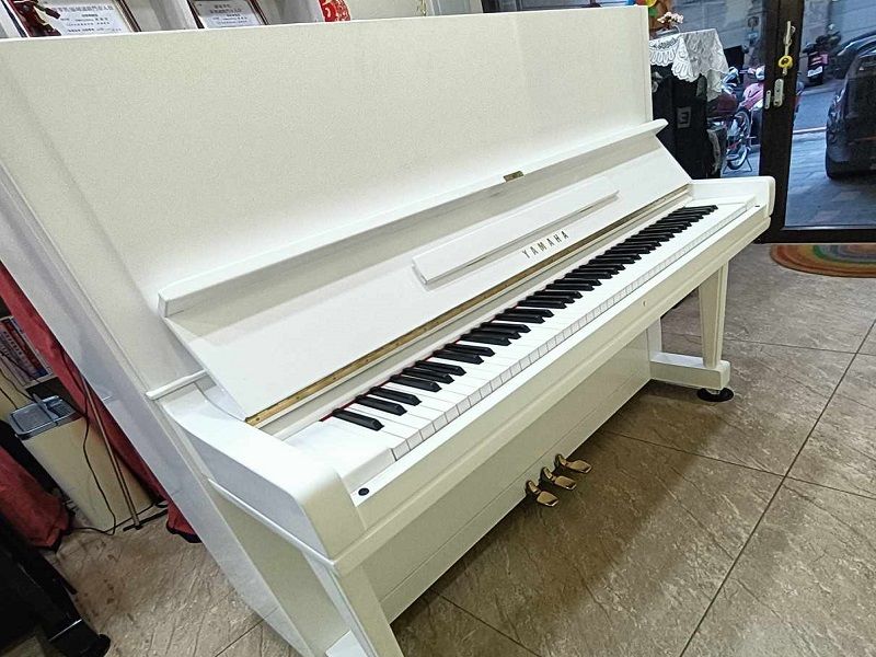 只要43800元  聖誕夢幻NG白 YAMAHA U3二手鋼琴 就是你的了!