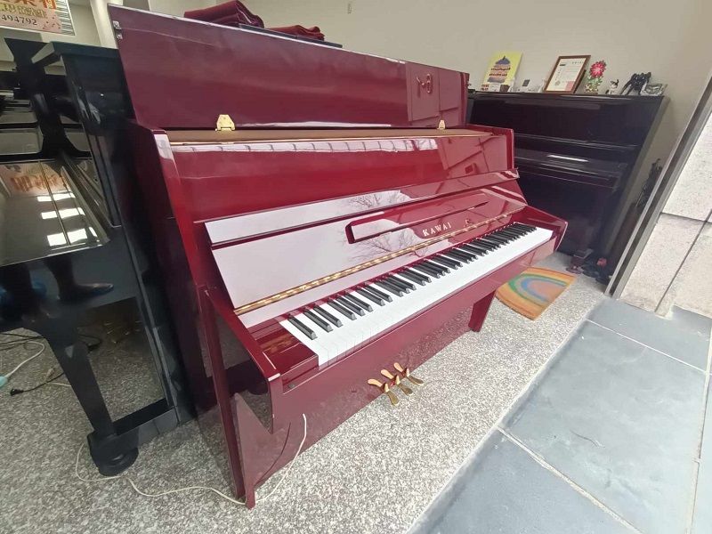  只要42800 日本KAWAI 大紅大紫喜氣洋洋小琴 自己搬回家 跟電鋼琴尺寸差不多 還比電鋼琴便宜 