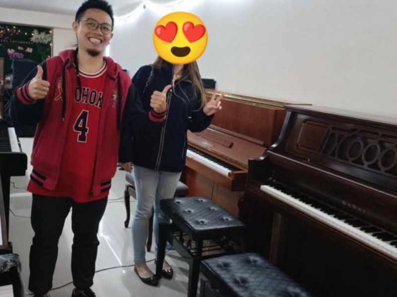  聖誕快樂，為什麼選擇二手鋼琴，而非電鋼琴? 歡迎預約賞琴，讓音樂點亮您最後最美好的2024! 